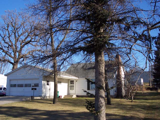 1421 North Commerce Street, Le Sueur, MN 560583 Bedroom, 1 bath, 1 story. Main floor laundry. Hardwood flooring in Living Room. Wood burning fireplace. Bedrooms: 3 Baths: 1 Year Built: 1940 Square feet: 1236 Main Lot Size: 56x217