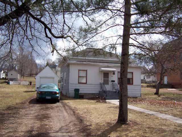 315 N 2nd Street, Le Sueur, MN 56058
2 Story Bungalow
Bedrooms: 2 Baths: 1
Year Built: 1880
Square feet: 923 Main
Lot Size: 50 x 150