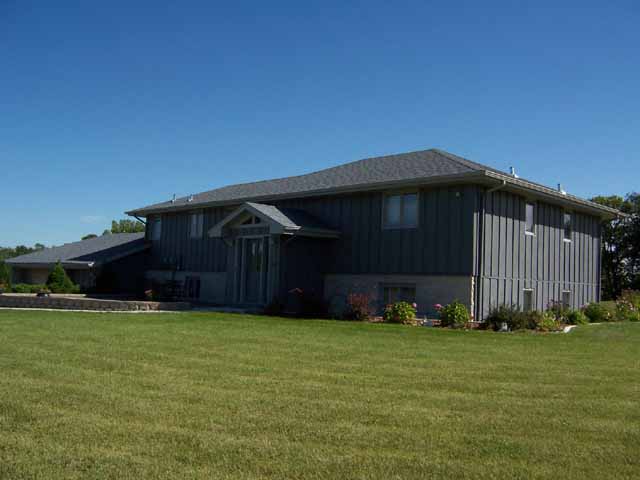 1107 Clifford Drive, Kasota, MN 56057 Great Lake Washington area home. Includes an undivided ¼ of 2.5 acre lakeshore lot. Unique home with large lot. Upper level: extra large kitchen & dining area, LR w/wood burning FP, laundry room, 2 BR & 2 baths. Lower level: 3 season porch, additional laundry area, master suite w/handicap bath, large FR w/fireplace, knotty pine walls & ceilings, ceramic floors. 3 car attached garage.
Bedrooms: 3 Baths: 3.5 Year Built: 1980 Square feet: 1412 main, 1412 finished lower Lot Size: 150x235