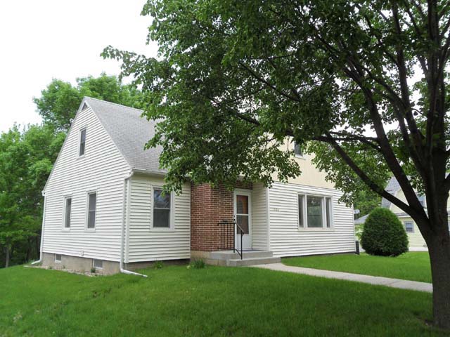 530 N 4th Street, Le Sueur, MN 56058 4 Bedroom, 1.75 bath 1.5 story. Year Built: 1956 Square feet: 1106 main 794 up Lot Size: 0.35 acres