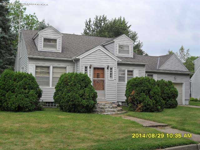 414 S 5th Street, Le Sueur, MN 56058 4 Bedroom, 2 bath 1.25 story. Year Built: 1948 Square feet: 1174 main 300 up 840 basement Lot Size: 75 x 150