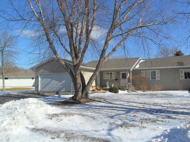 434 Glenview Court, Le Sueur