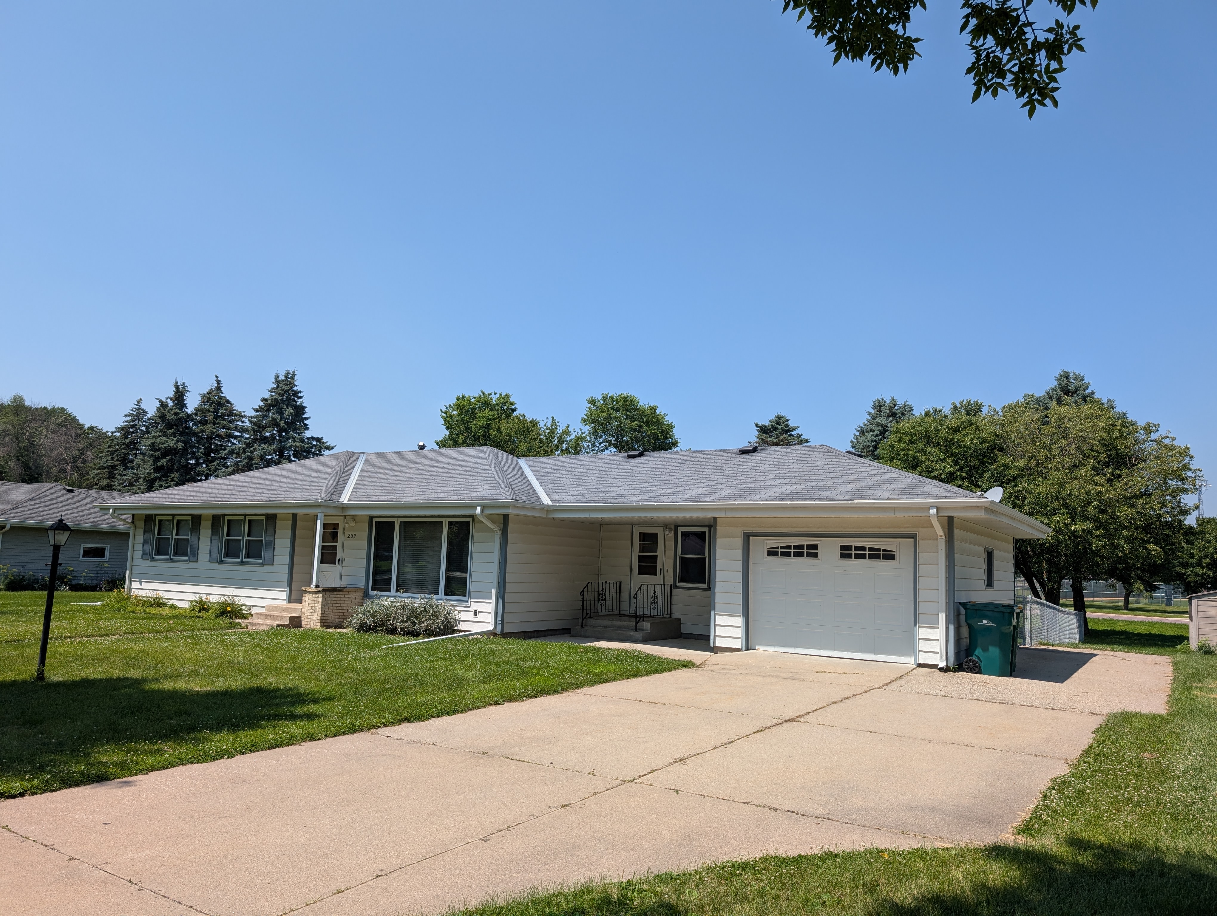 209 Hillcrest Way